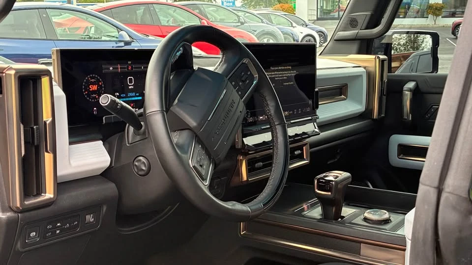 2025 GMC Hummer EV - Image 7 of 11