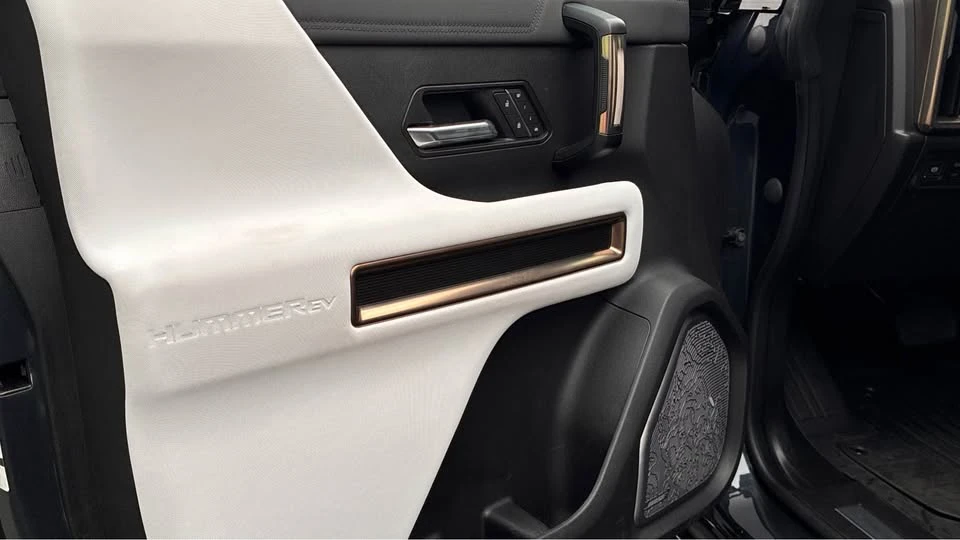 2025 GMC Hummer EV - Image 8 of 11