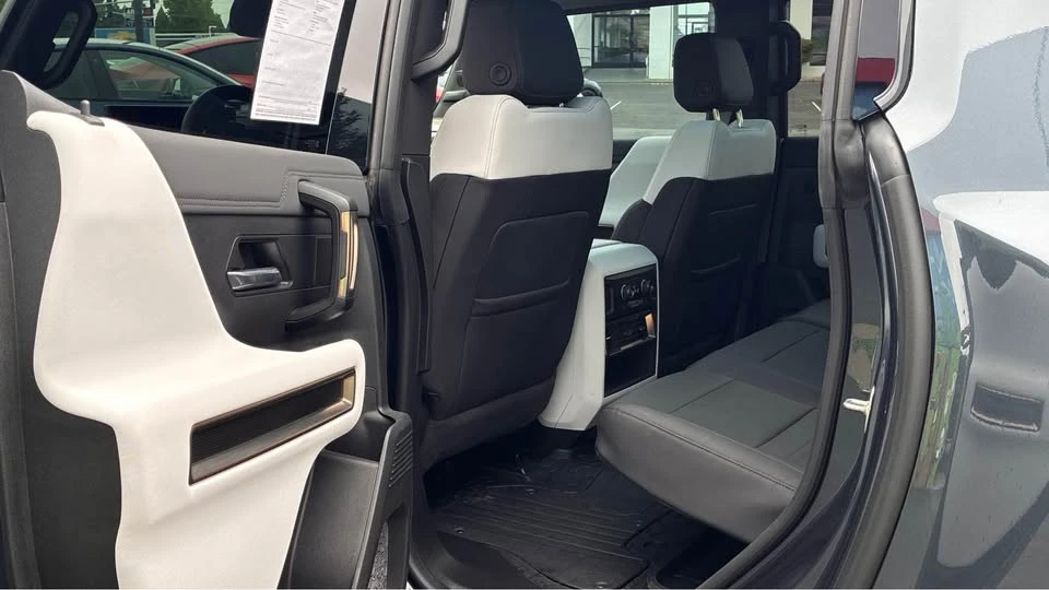 2025 GMC Hummer EV - Image 10 of 11