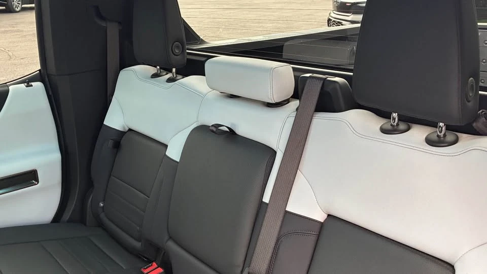 2025 GMC Hummer EV - Image 9 of 11