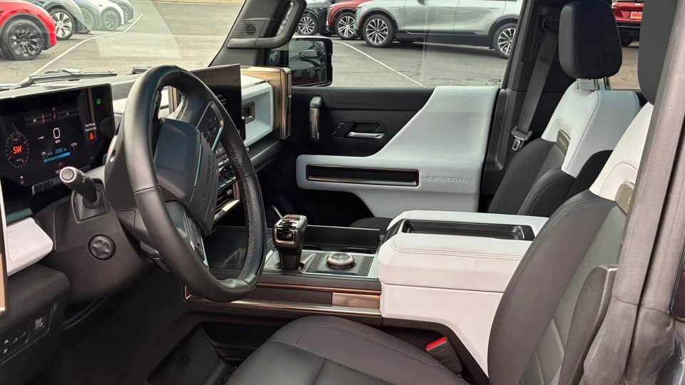 2025 GMC Hummer EV - Image 5 of 11