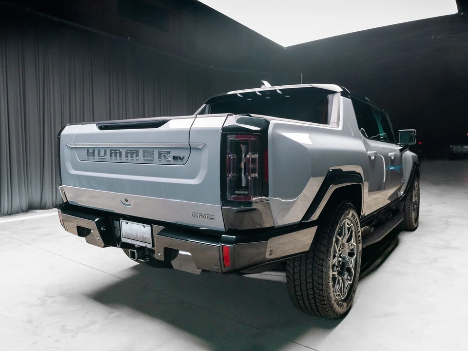2025 GMC Hummer EV - Image 13 of 21
