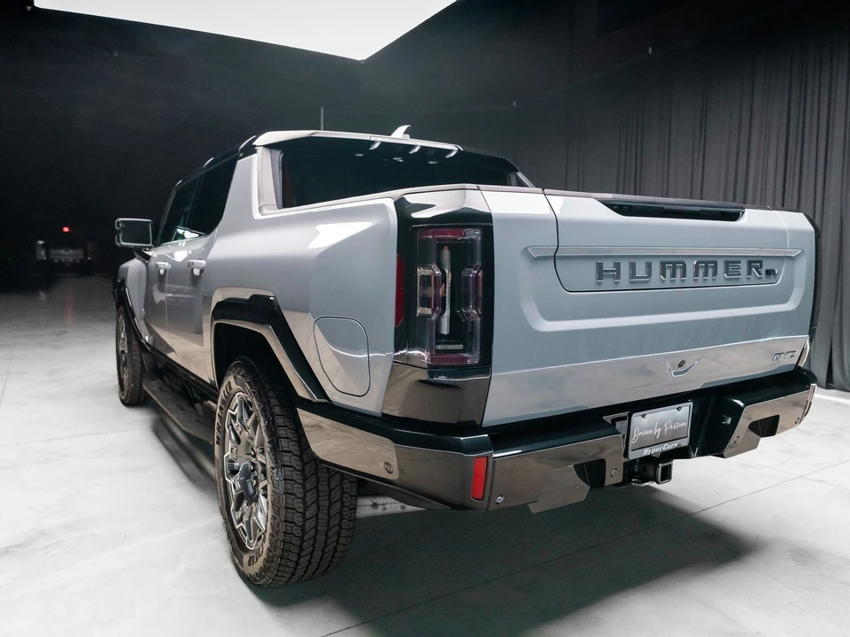 2025 GMC Hummer EV - Image 9 of 21