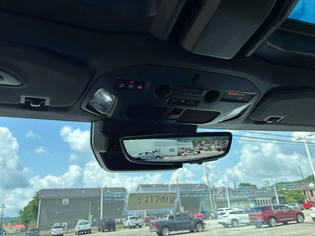 2025 GMC Hummer EV - Image 18 of 20