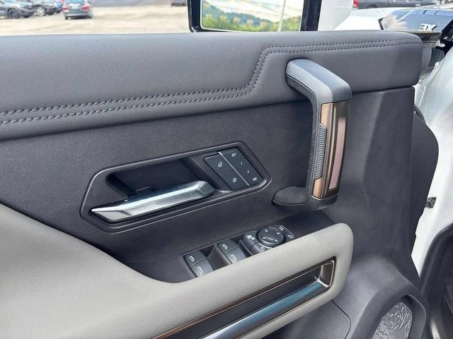 2025 GMC Hummer EV - Image 10 of 20