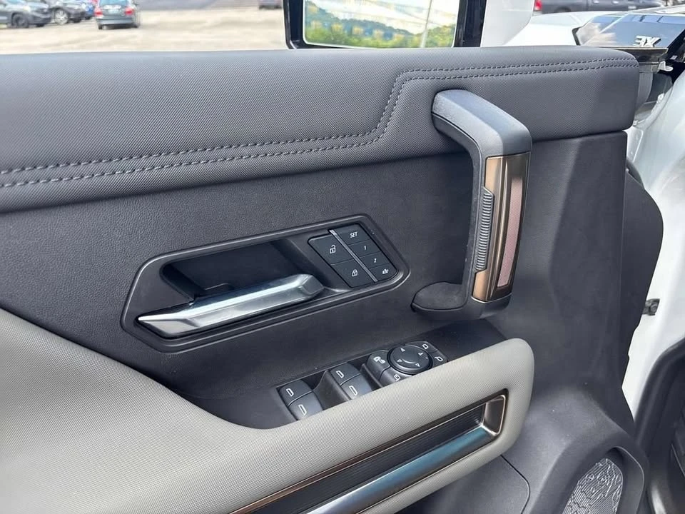 2025 GMC Hummer EV - Image 9 of 20