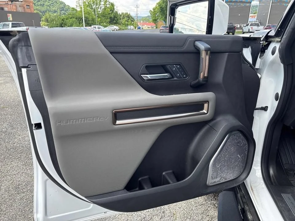 2025 GMC Hummer EV - Image 8 of 20