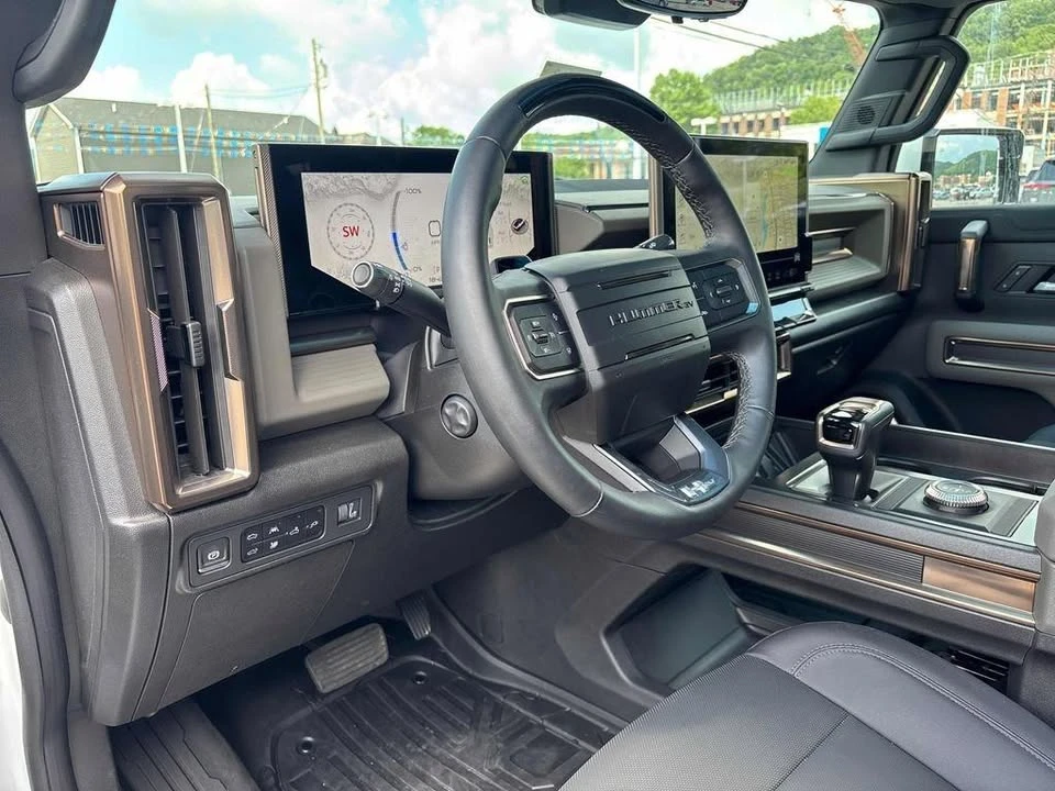 2025 GMC Hummer EV - Image 11 of 20