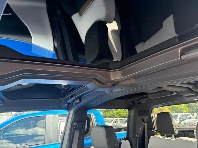 2025 GMC Hummer EV - Image 10 of 12