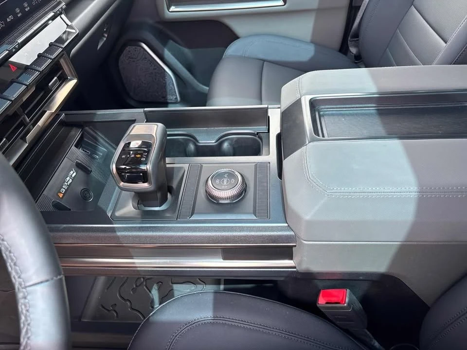 2025 GMC Hummer EV - Image 16 of 20