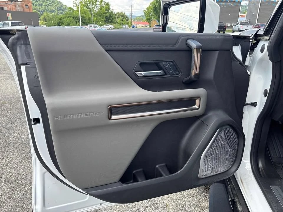 2025 GMC Hummer EV - Image 8 of 20