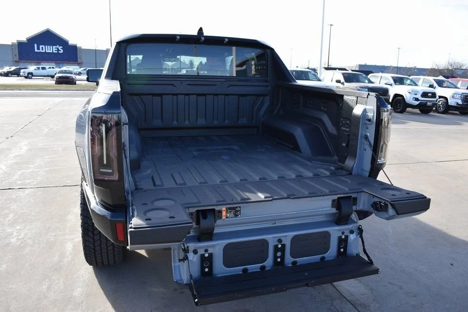 2025 GMC Hummer EV - Image 9 of 20