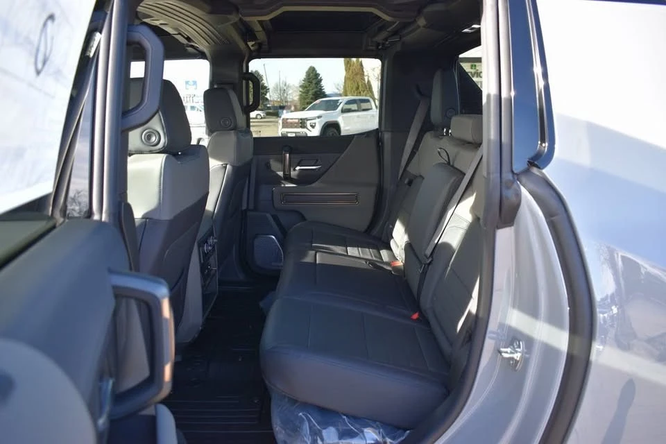 2025 GMC Hummer EV - Image 15 of 20