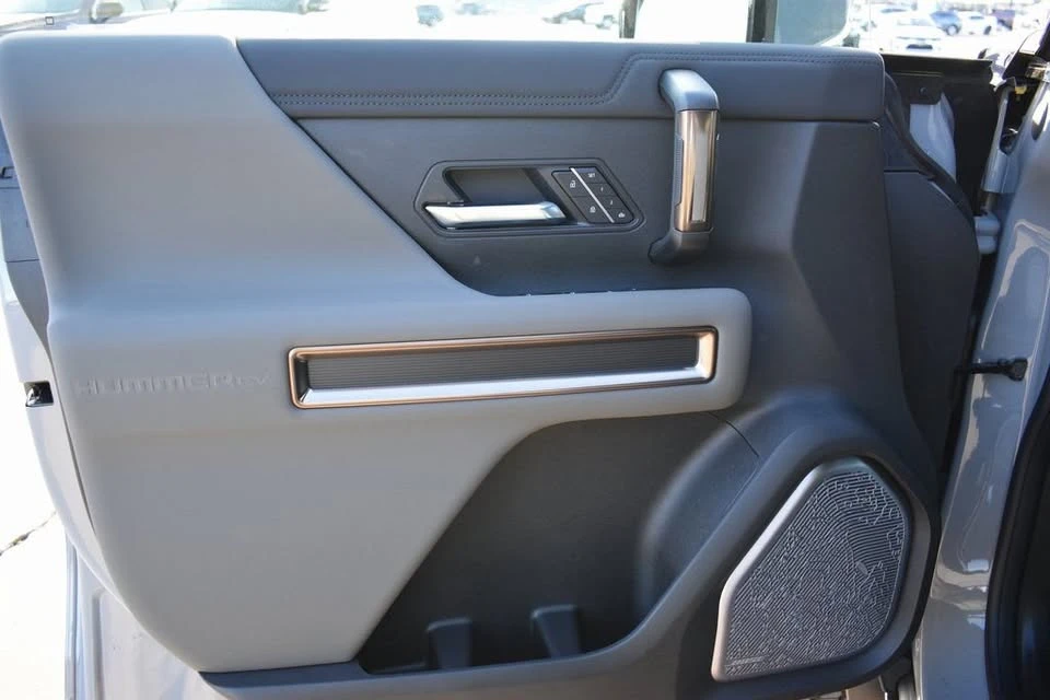 2025 GMC Hummer EV - Image 11 of 20