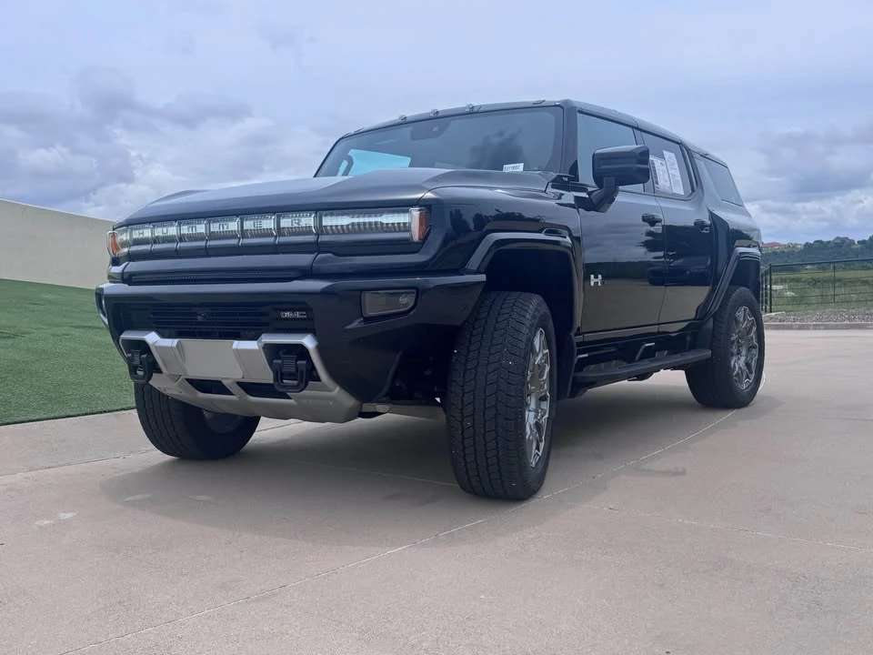 2025 GMC Hummer EV - Image 7 of 8