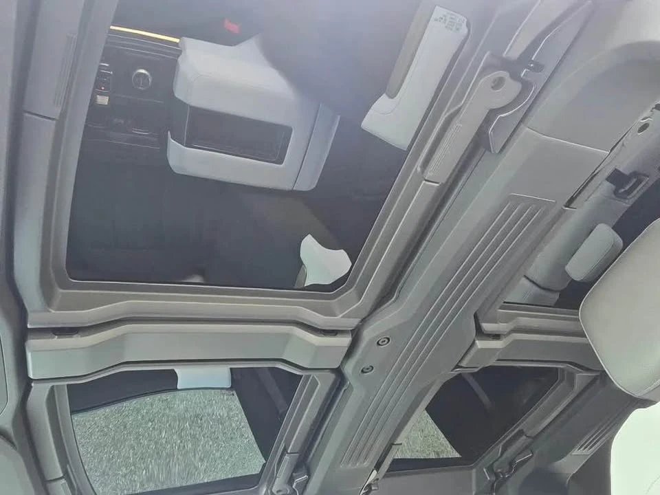 2025 GMC Hummer EV - Image 15 of 18