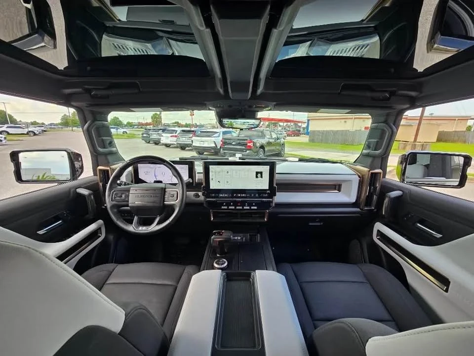 2025 GMC Hummer EV - Image 10 of 18
