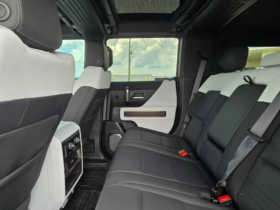 2025 GMC Hummer EV - Image 16 of 18