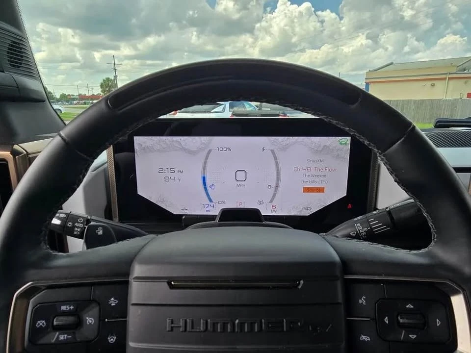 2025 GMC Hummer EV - Image 13 of 18