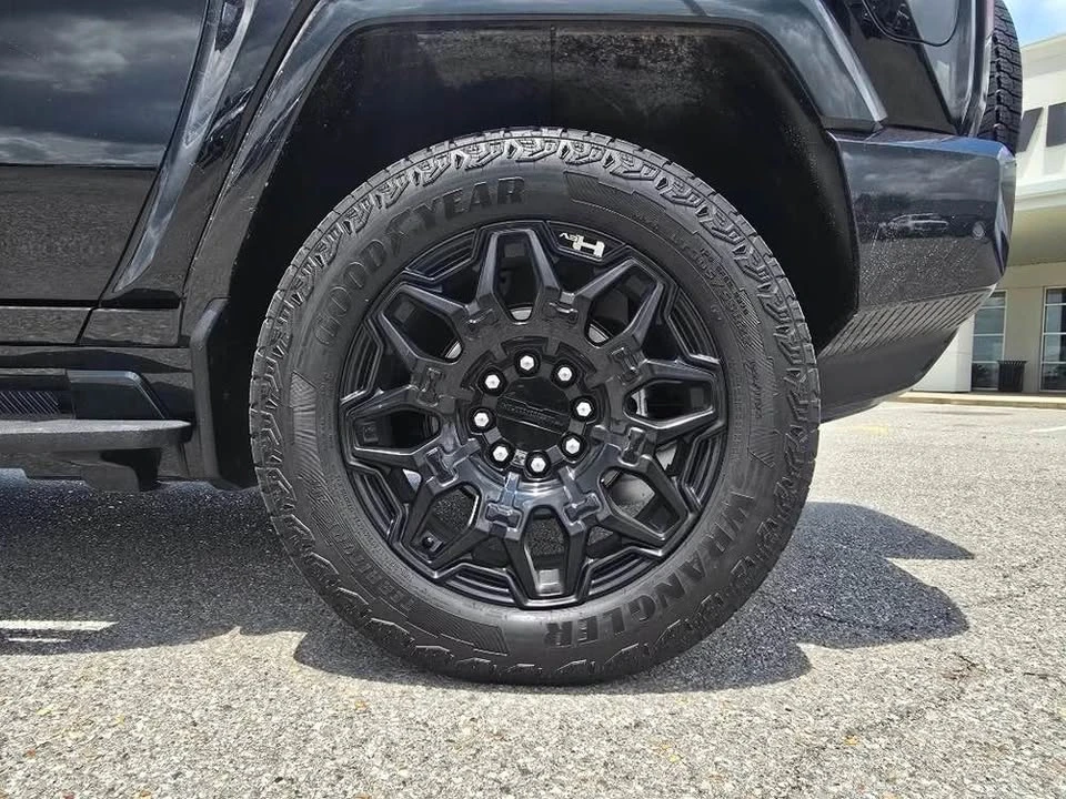 2025 GMC Hummer EV - Image 6 of 18