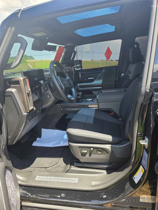 2025 GMC Hummer EV - Image 9 of 12