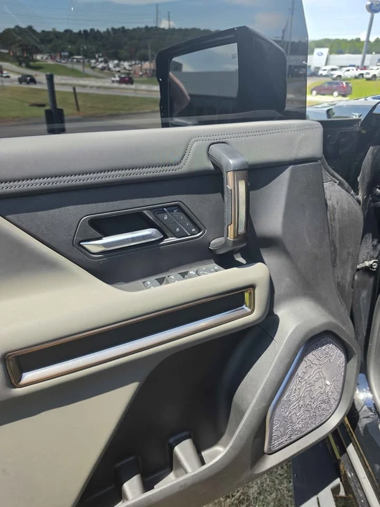 2025 GMC Hummer EV - Image 10 of 12