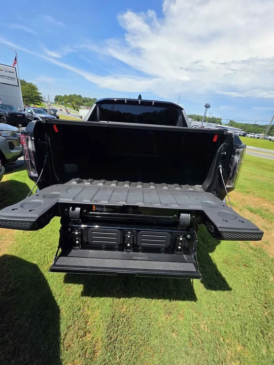 2025 GMC Hummer EV - Image 5 of 12