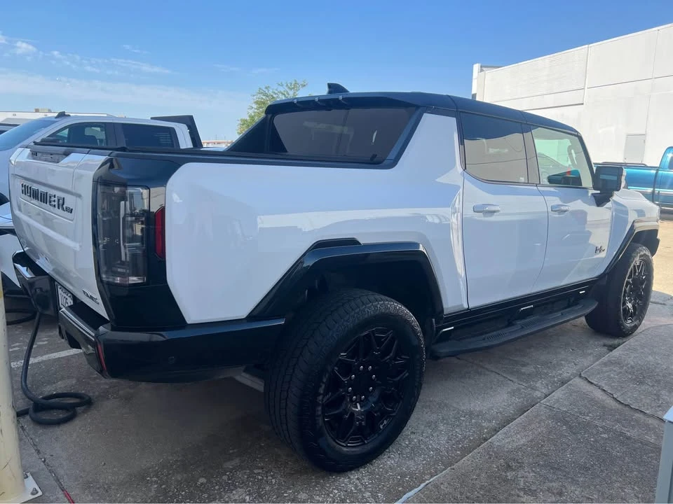 2025 GMC Hummer EV - Image 4 of 4
