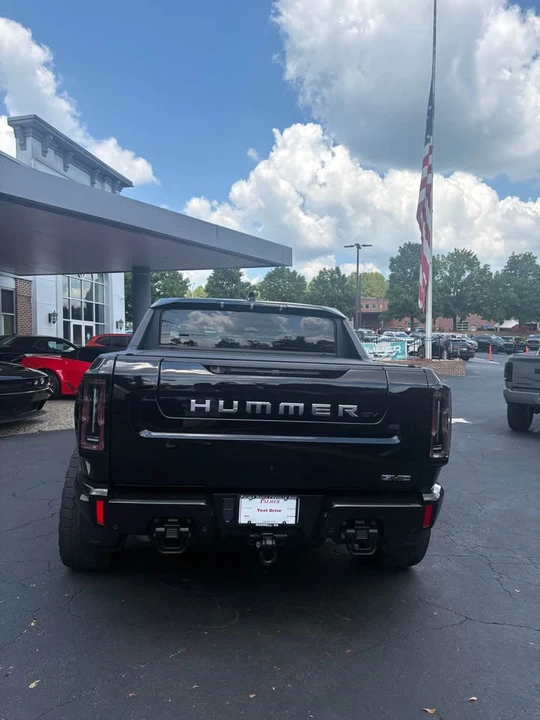 2025 GMC Hummer EV - Image 8 of 9