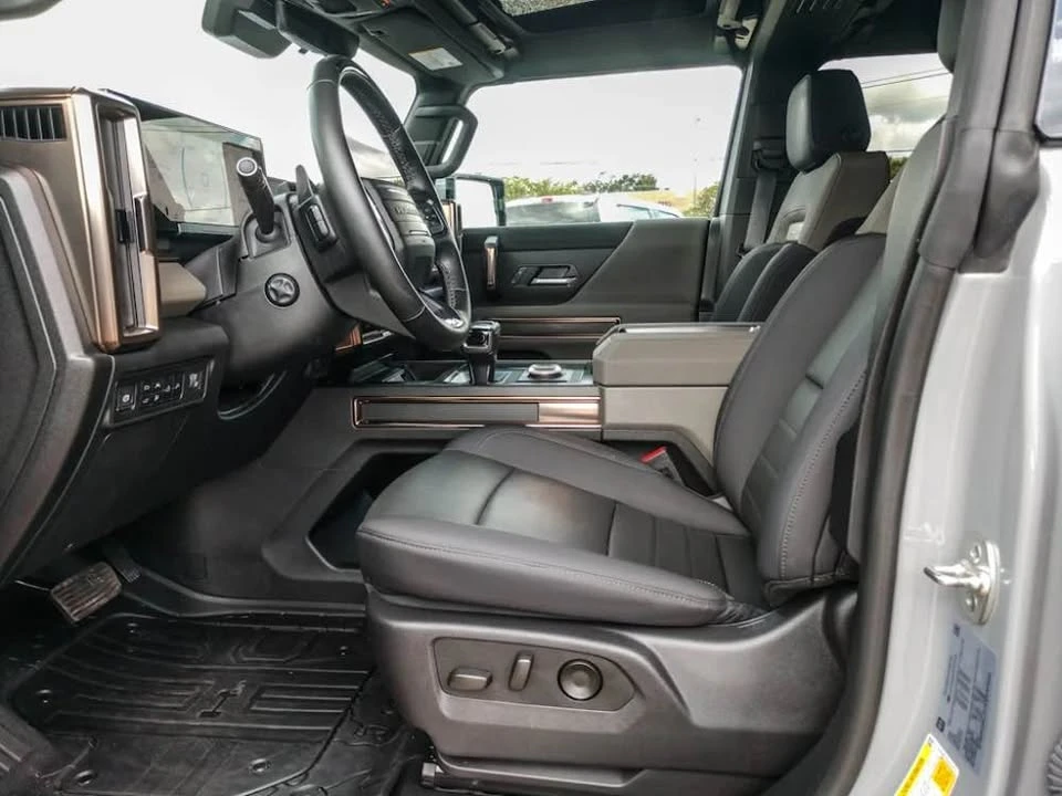 2025 GMC Hummer EV - Image 9 of 15