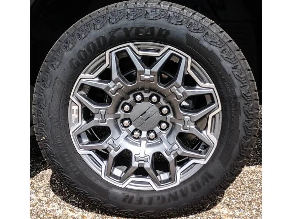 2025 GMC Hummer EV - Image 6 of 15
