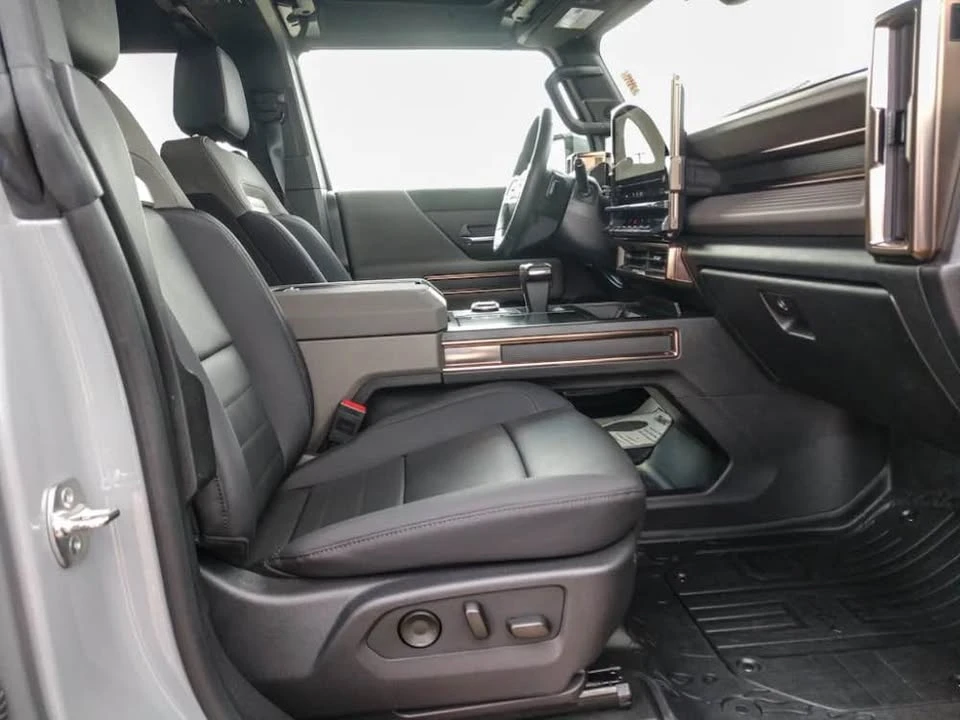2025 GMC Hummer EV - Image 10 of 15