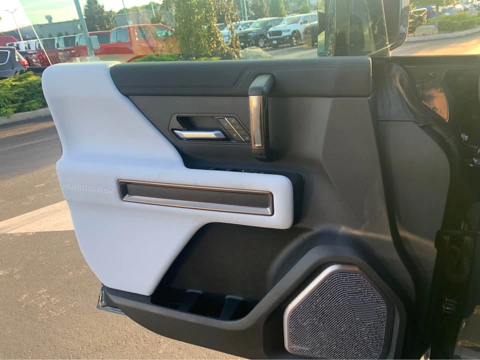2025 GMC Hummer EV - Image 8 of 9