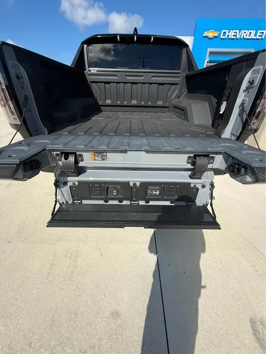 2025 GMC Hummer EV - Image 10 of 20