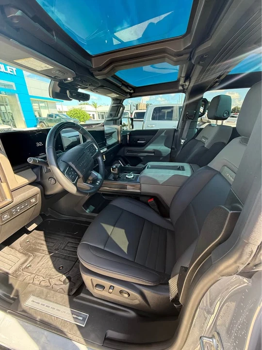 2025 GMC Hummer EV - Image 11 of 20