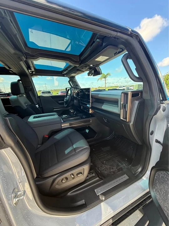 2025 GMC Hummer EV - Image 15 of 20
