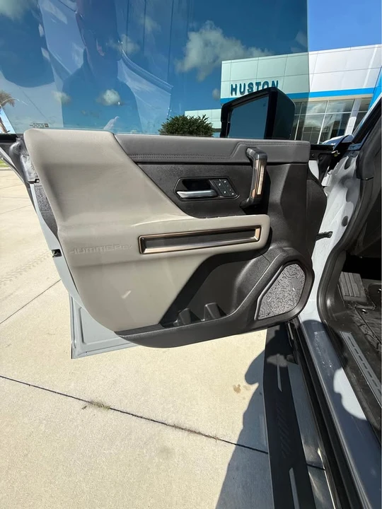 2025 GMC Hummer EV - Image 13 of 20