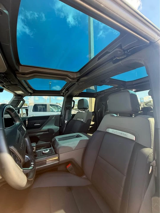2025 GMC Hummer EV - Image 14 of 20