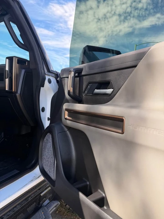 2025 GMC Hummer EV - Image 13 of 16