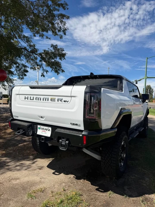 2025 GMC Hummer EV - Image 11 of 16