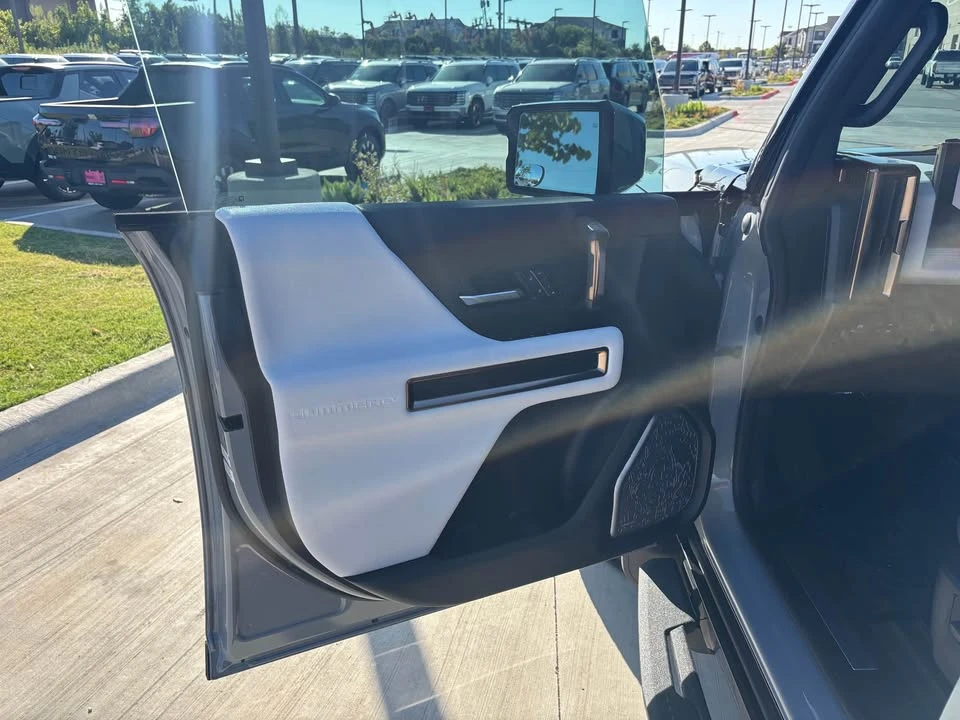 2025 GMC Hummer EV - Image 13 of 20