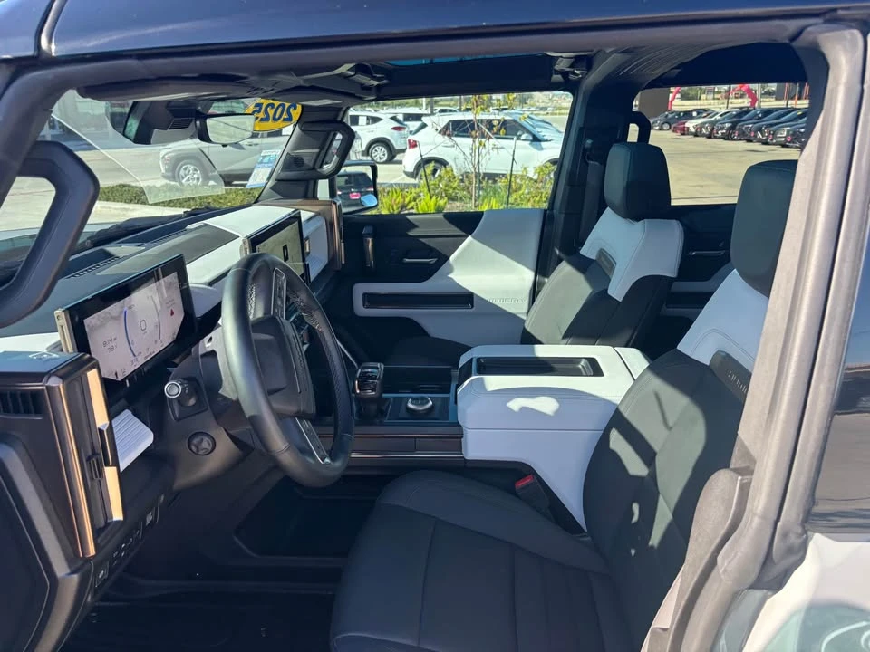 2025 GMC Hummer EV - Image 15 of 20