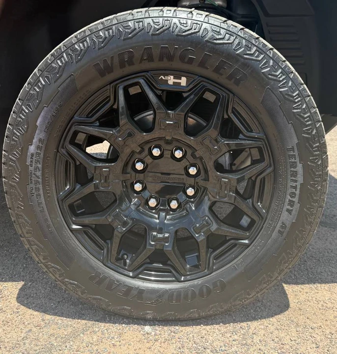 2025 GMC Hummer EV - Image 10 of 14
