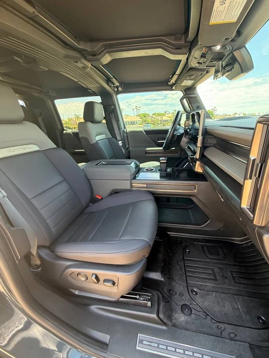 2025 GMC Hummer EV - Image 8 of 14