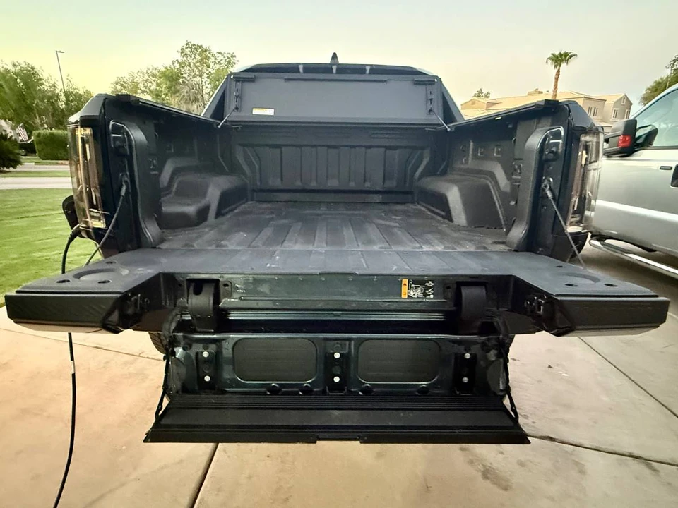 2025 GMC Hummer EV - Image 11 of 14