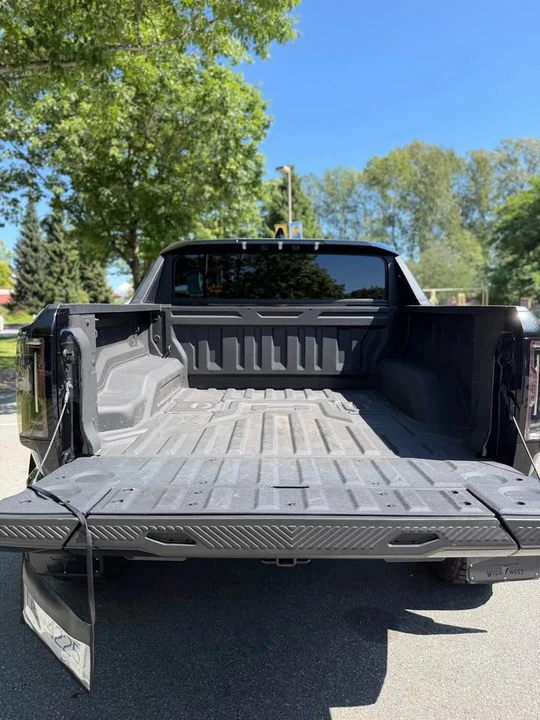 2025 GMC Hummer EV - Image 7 of 13