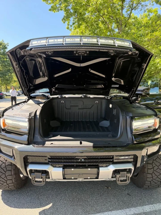 2025 GMC Hummer EV - Image 12 of 13