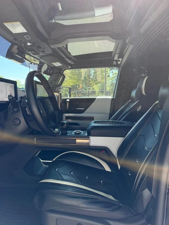 2025 GMC Hummer EV - Image 9 of 13