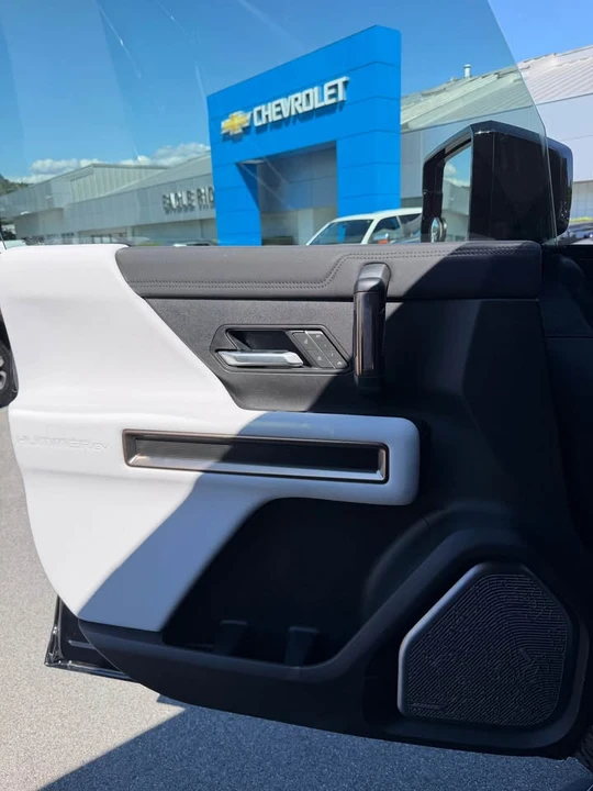 2025 GMC Hummer EV - Image 14 of 19