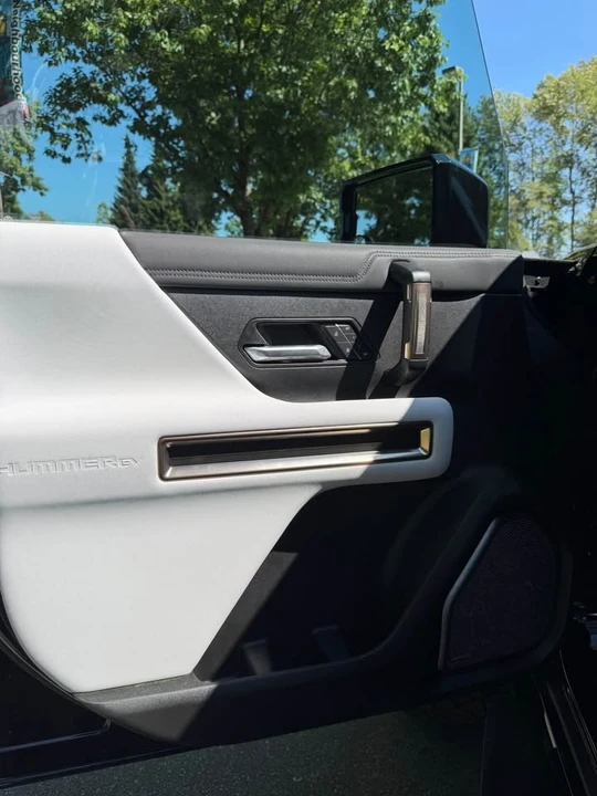 2025 GMC Hummer EV - Image 8 of 13